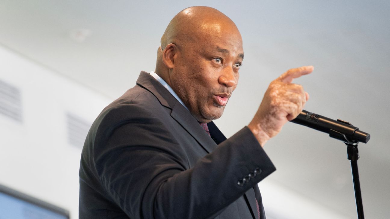 Gayton McKenzie ปราม SAFA เรื่อง VAR ใน PSL ปี 2026-27 และขอคืนเงินรัฐที่จ่ายไป รูปประกอบข่าวฟุตบอล
